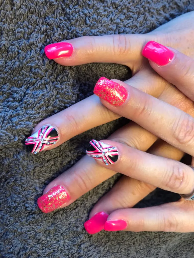 Manucure soignée avec vernis semi-permanent pastel