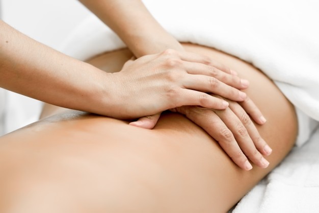Massage thérapeutique du dos relaxant réalisé à l'Institut Symphonie des Sens
